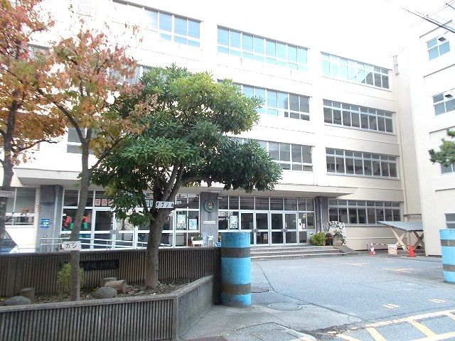 近くの小坂小学校まで1,400m（徒歩18分）