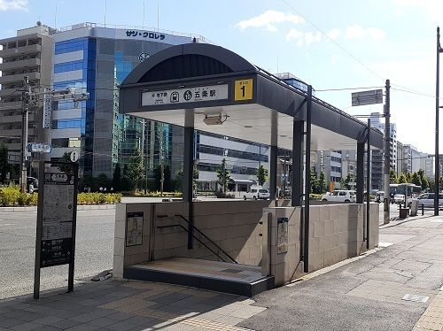 近くの京都市営地下鉄五条駅まで1,100m(徒歩14分)