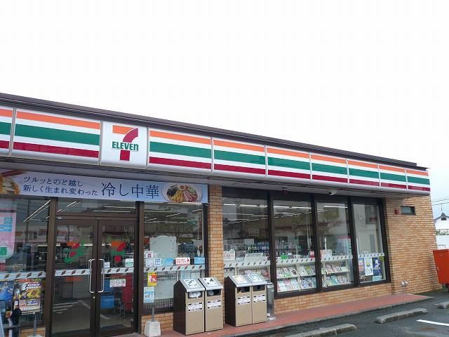 近くのセブンイレブン都城年見町店まで240m（徒歩3分）