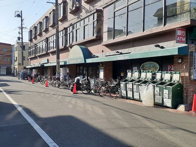 近くのスーパーまで600m（徒歩8分）