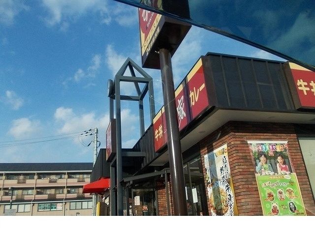 近くのすき家丹南篠山口IC店様まで300m（徒歩4分）