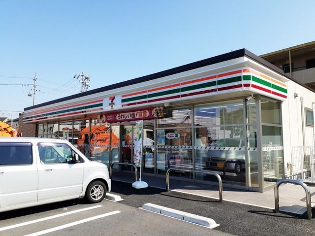 近くのセブンイレブン中小田井5丁目店まで500m（徒歩7分）