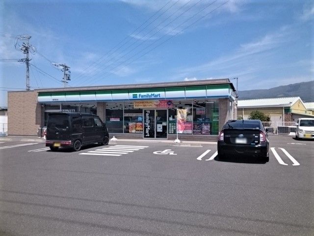 近くのファミリーマート　塩尻高出店まで150m（徒歩2分）