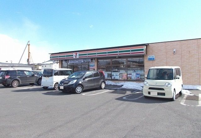 近くのセブンイレブン古川西館３丁目店まで450m（徒歩6分）