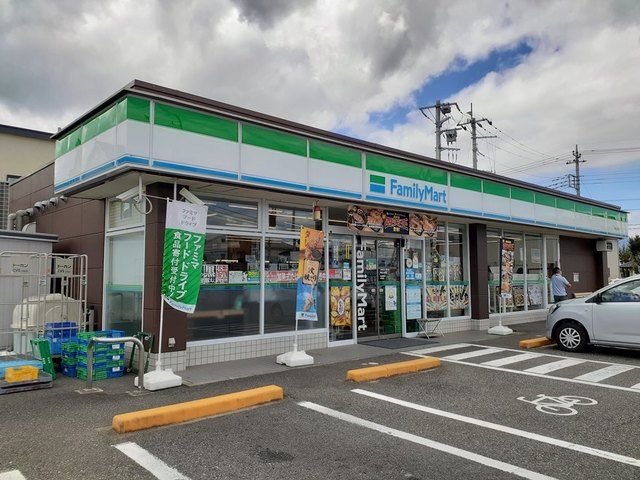 近くのファミリーマート甲府上町店まで450m（徒歩6分）