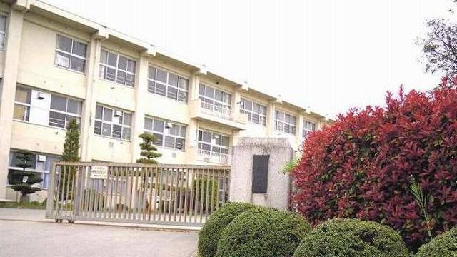 近くの笛吹市立石和中学校まで1,500m（徒歩19分）