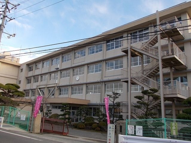近くの加茂中学校まで1,000m（徒歩13分）