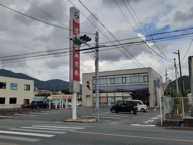 近くの遠州信用金庫 引佐支店まで700m（徒歩9分）
