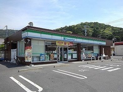 近くのファミリーマートまで400m（徒歩5分）