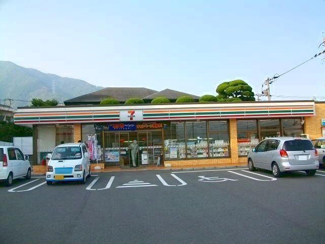 近くのセブンイレブンまで700m（徒歩9分）