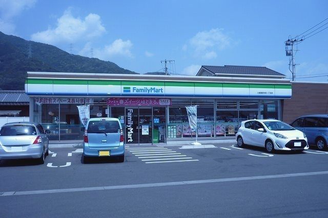 近くのファミリーマートまで750m（徒歩10分）