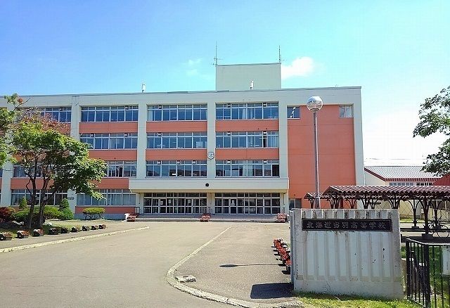 近くの当別高校まで940m（徒歩12分）