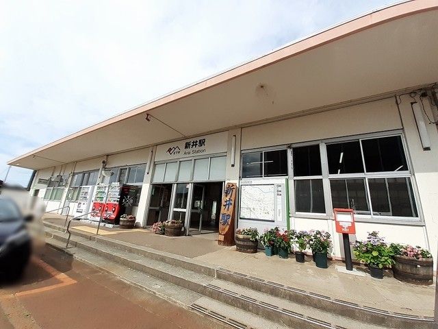 近くの新井駅まで850m（徒歩11分）