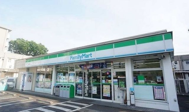 近くのファミリーマートまで550m（徒歩7分）