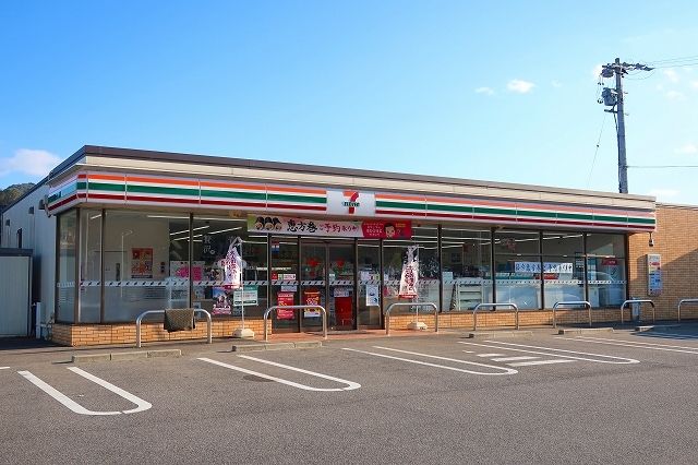 近くのセブンイレブンまで350m（徒歩5分）