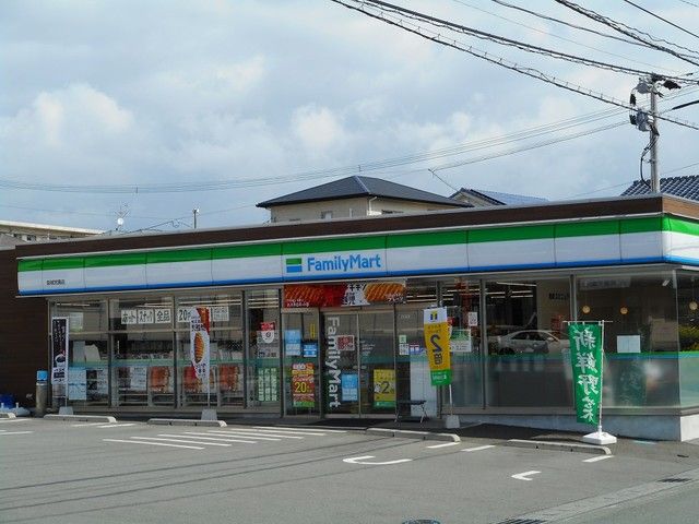 近くのファミリーマート宮園店まで500m（徒歩7分）