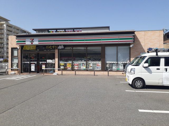 近くのセブンイレブン福岡今宿駅前店まで550m(徒歩7分)