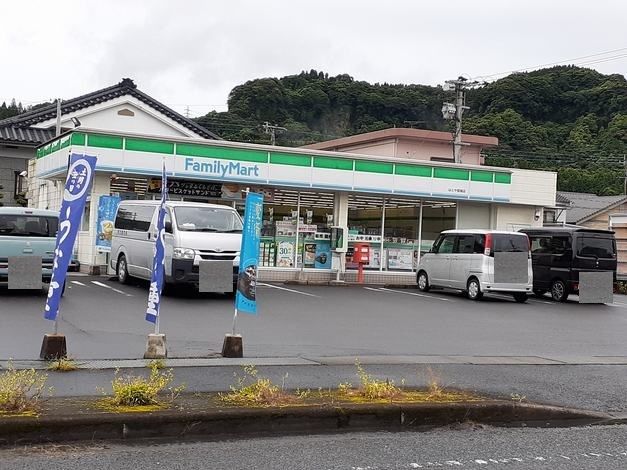 近くのファミリーマートはやと姫城店まで900m(徒歩12分)