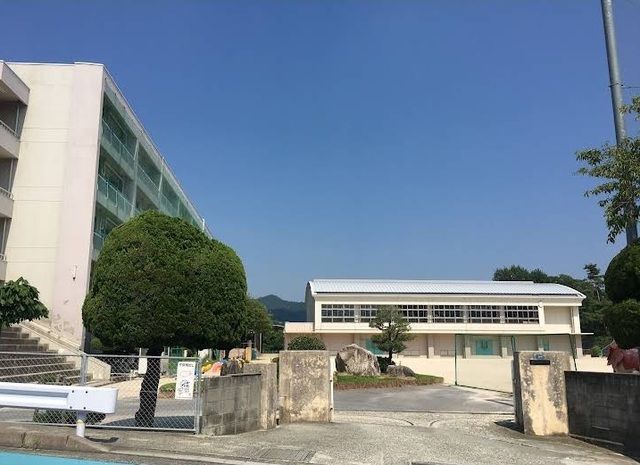 近くのエディオン焼山店まで750m（徒歩10分）