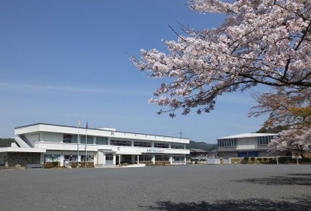 近くの錦津小学校まで1,200m（徒歩15分）