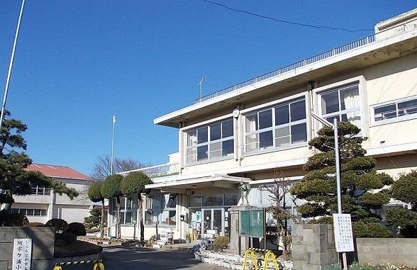 近くの市立阿字ヶ浦小学校まで460m（徒歩6分）
