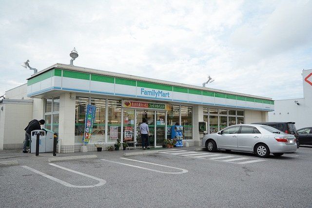 近くのファミリーマート豊見城名嘉地店まで350m(徒歩5分)