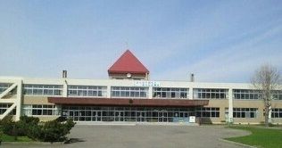 近くの滝川市立西小学校まで450m(徒歩6分)
