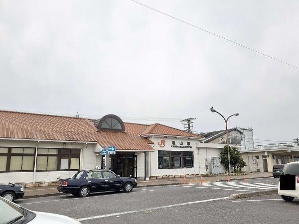 近くのＪＲ亀山駅まで1,180m（徒歩15分）