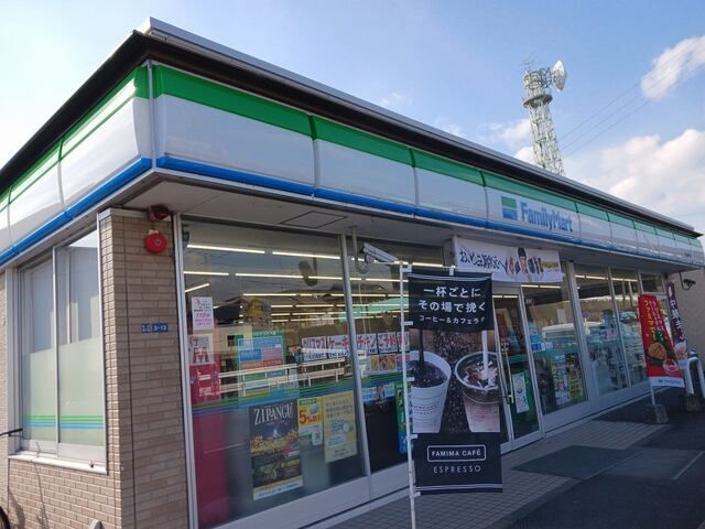 近くのファミリーマート亀山野村店まで400m（徒歩5分）