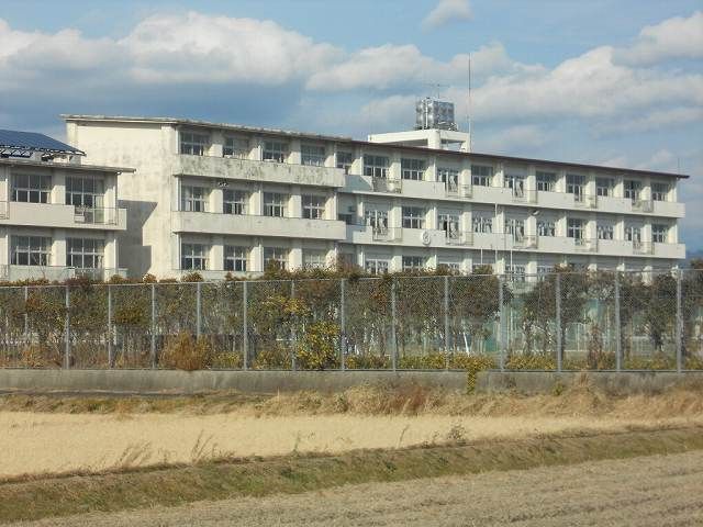 近くの掛川市立桜が丘中学校まで500m（徒歩7分）
