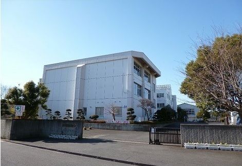 近くの七栄小学校まで1,300m(徒歩17分)
