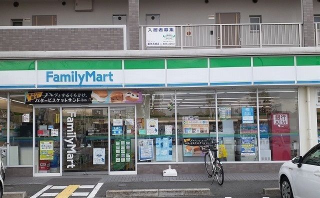 近くのファミリーマート様まで400m（徒歩5分）