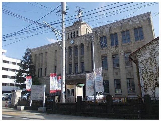 近くの会津若松市役所まで950m（徒歩12分）
