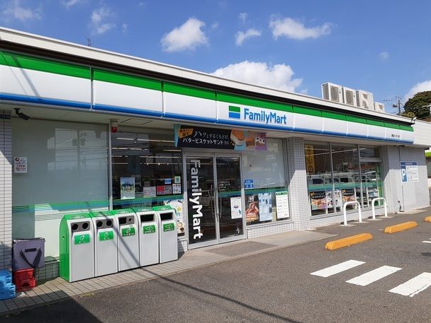 近くのファミリーマートまで450m(徒歩6分)