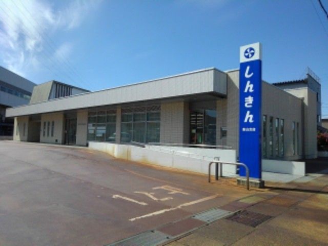 近くの銀行まで1,200m（徒歩15分）