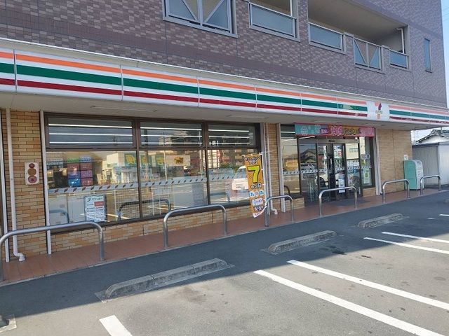 近くのコンビニまで550m（徒歩7分）