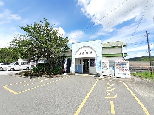 近くの西佐川駅まで1,700m(徒歩22分)