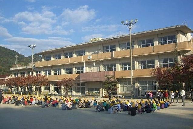 近くの忠海西小学校まで1,000m(徒歩13分)