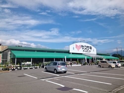近くのヤスサキ 勝山店まで750m（徒歩10分）