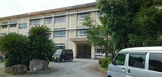 近くの国府小学校まで1,400m(徒歩18分)