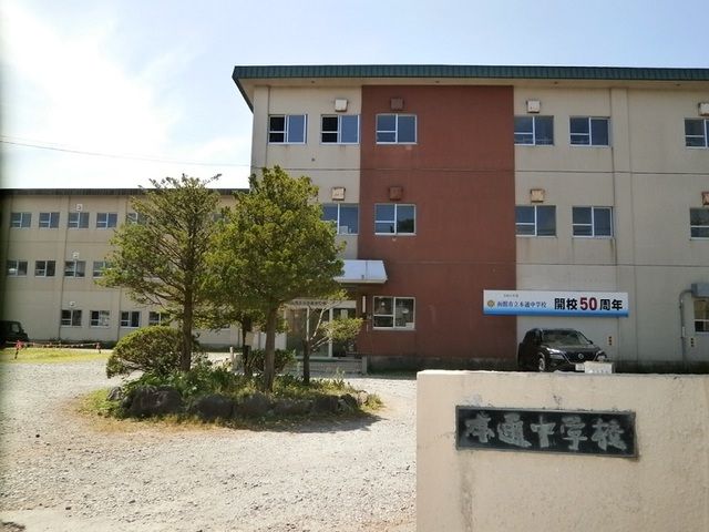 近くの函館市立本通中学校まで800m(徒歩10分)