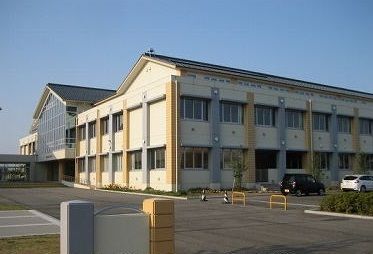 近くの愛宕小学校まで390m（徒歩5分）
