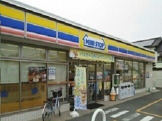 近くのミニストップ蒲郡八百富町店まで80m（徒歩1分）