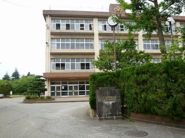 近くの高陵中学校まで500m（徒歩7分）
