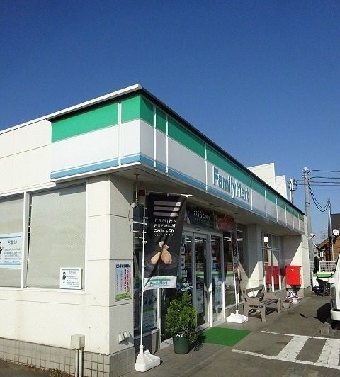 近くのファミリーマートまで180m(徒歩3分)