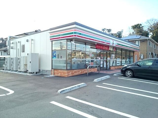 近くのセブンイレブン 里3丁目店まで550m(徒歩7分)