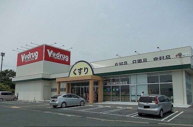 近くのＶドラッグ新城店様まで2,250m（徒歩29分）