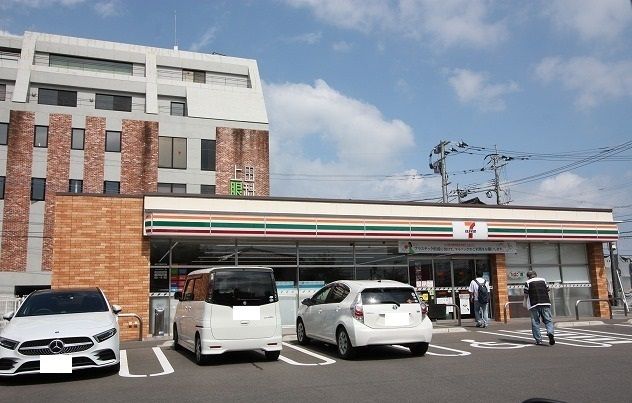 近くのコンビニまで450m（徒歩6分）