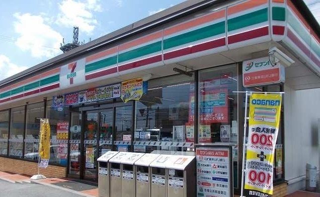近くのコンビニまで400m（徒歩5分）