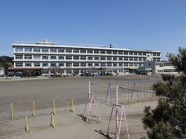 近くの浜松市立和地小学校まで2,000m（徒歩25分）